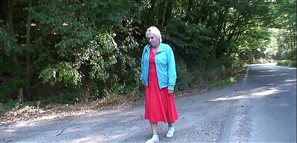  Hitchhiking blonde granny gets doggy-fucked roadside